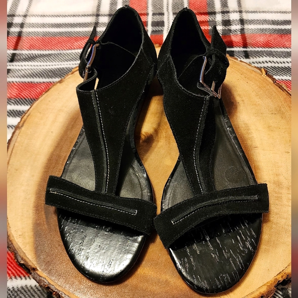 Classy Donald J. Pliner Black Sandals